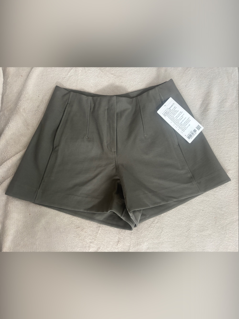Lululemon Utilitech Relaxed Fit HR Short 3.5” - Size 6, Army Green